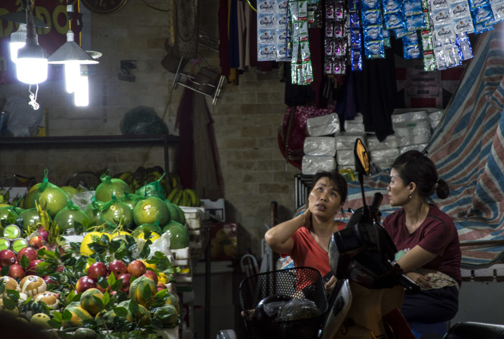 Hanoi Market women discussing